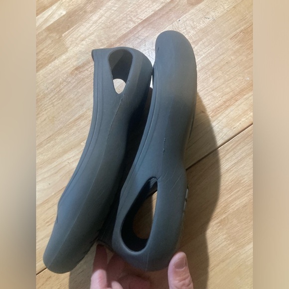 Crocs flats in size 8 in excellent condition. Black in color - Picture 8 of 10